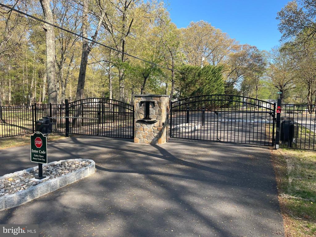 Building Photo - 641 Tebbston Dr