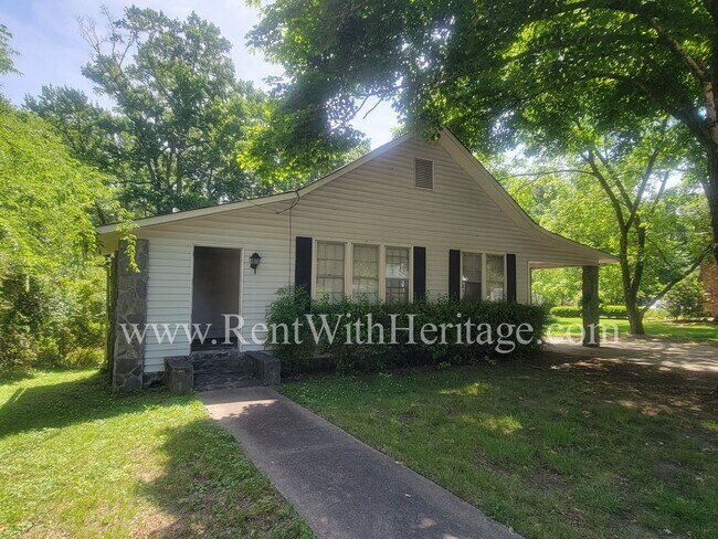 Building Photo - ENJOY THE PRESTIGE OF THIS CHARMING HOME I...