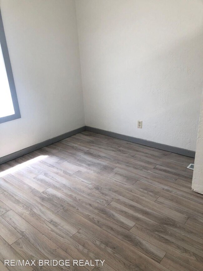 Building Photo - 3 br, 1 bath House - 21 N Center St