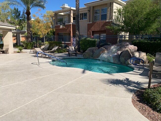 Building Photo - Gated Condo in the Heart of Summerlin