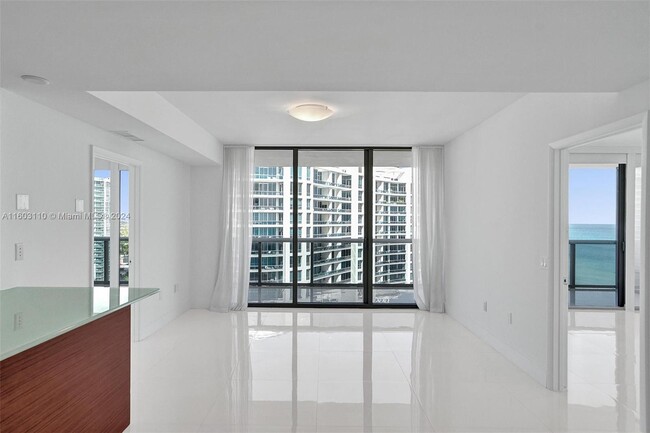 Foto del edificio - 5875 Collins Ave