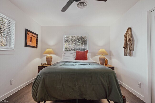 Foto del edificio - 2 br, 1 bath Duplex - 5813 Wellington Drive A