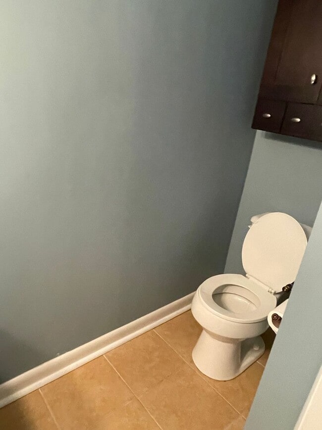 Building Photo - Available Now! 2 Bed, 1.5 Bath Townhome | ...