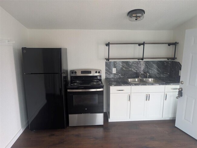 Foto del edificio - 3019 E 12th St