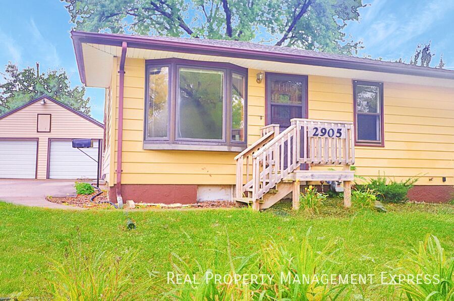 Foto principal - 3 Bed Home w/ Large Garage