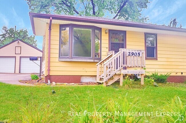 Building Photo - 3 Bed Home w/ Large Garage