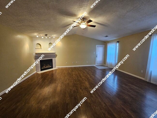 Building Photo - Nice 3 Bedroom, 2 Bathroom, 2 Car Garage a...