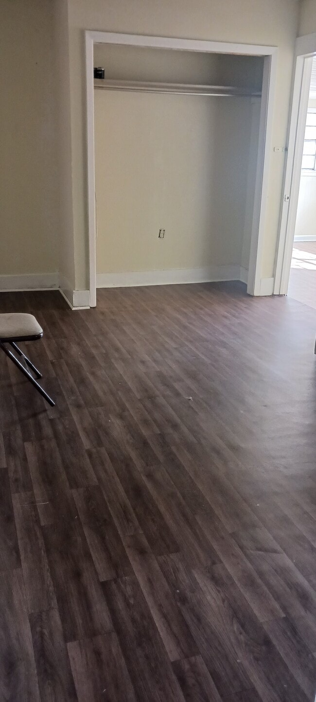 Foto del edificio - 827 W Main St