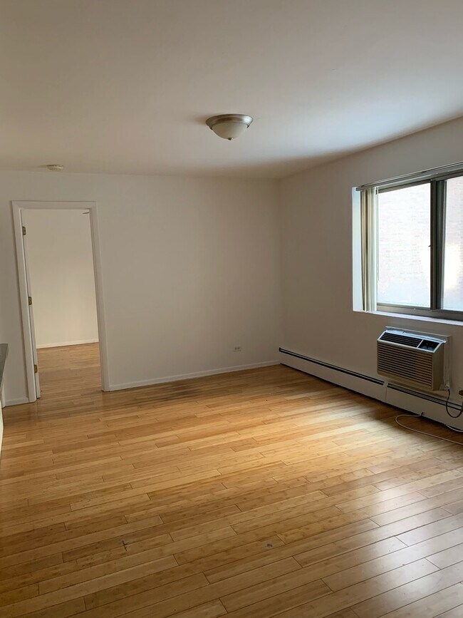 Building Photo - 6250 N Kenmore Ave