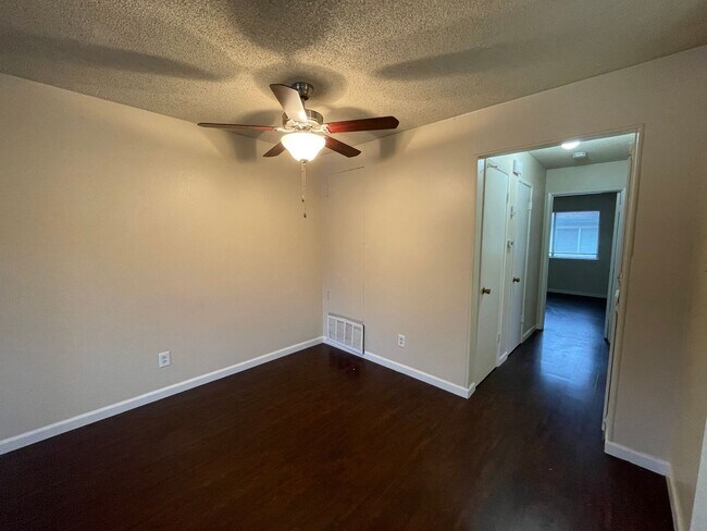 Foto del edificio - Charming Upstairs 2-Bedroom, 1-Bathroom Un...