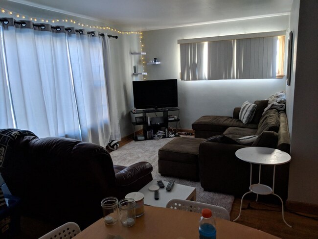 Foto del edificio - 3340 N Downer Ave