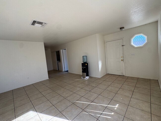 Foto del edificio - 3BR Duplex with gated yard and Garage