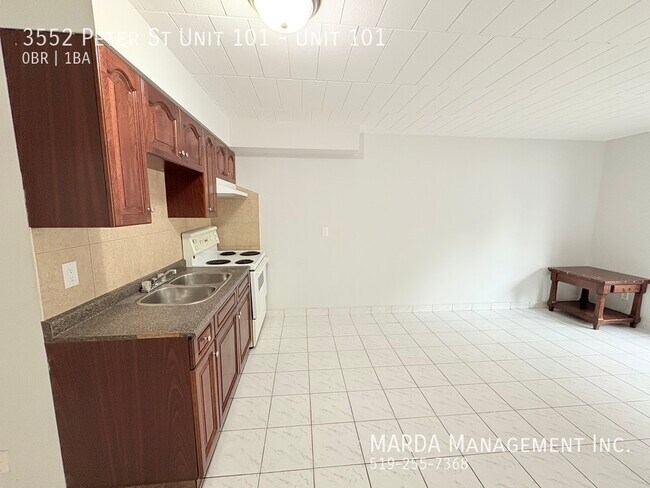 Photo du bâtiment - COZY MAIN FLOOR BACH NEAR U OF W - INCLUSIVE!