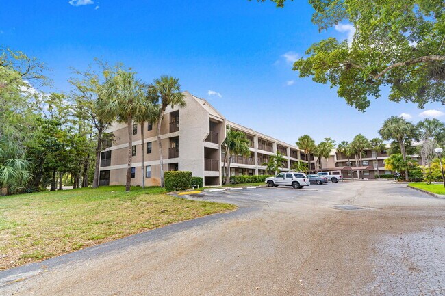 Foto del edificio - 8777 Shadow Wood Blvd