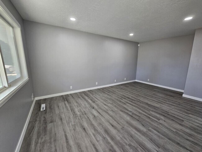 Foto del edificio - 190 W 2050 N