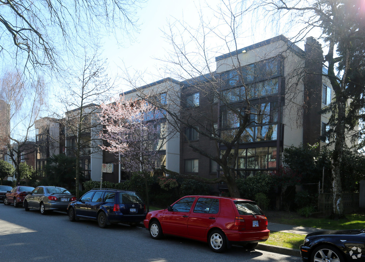 Building Photo - The Somerset