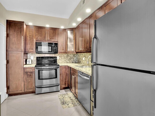 Building Photo - 1950 South Ocean Drive Apt #11B, Hallandal...