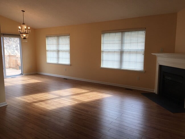 Building Photo - 88 E Danbury Ln