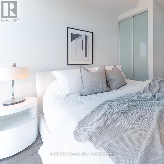 Building Photo - 80 Bond St E