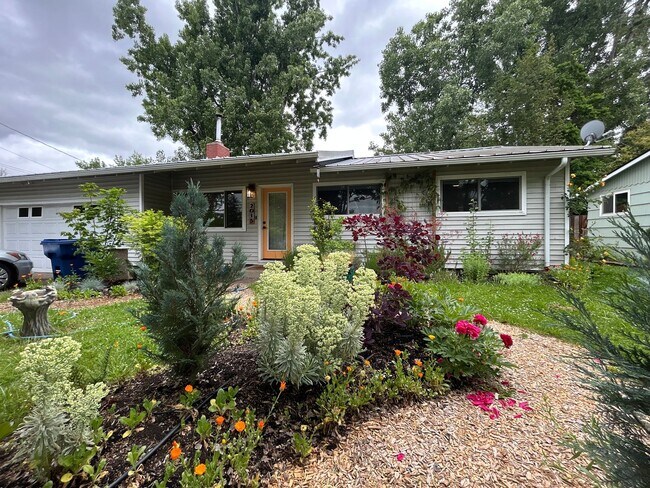 Foto del edificio - 3 Bedroom single level home w/garage AND free landscaping