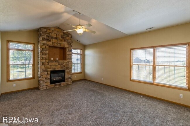 Building Photo - 2 br, 2 bath House - 470 Larson Drive