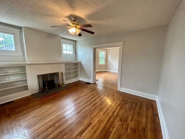 Building Photo - Norwood - Lovely, clean quiet 3bed in side by side duplex