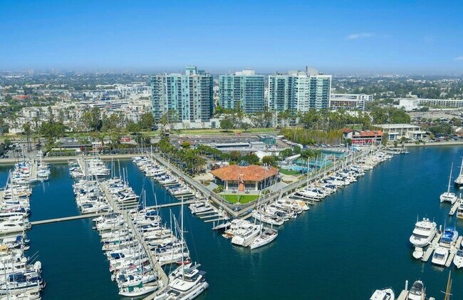 Building Photo - 13700 Marina Pointe Dr