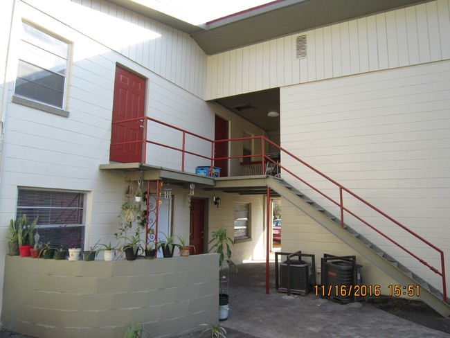 2 storey townhouse - Baywood Apartments