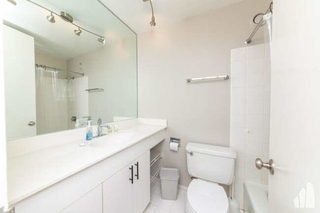 Building Photo - 2 bedroom in Chicago IL 60614