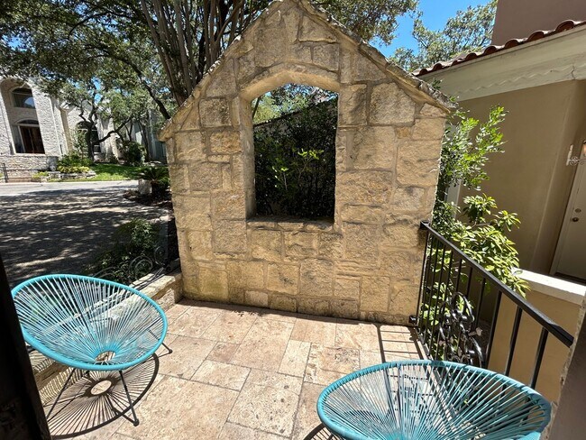 Foto del edificio - **PENDING APPLICATION** JAW-DROPPING Furni...