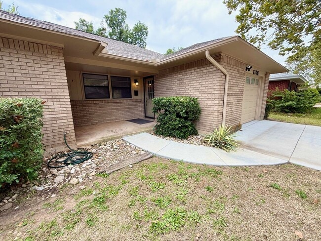 Building Photo - Cute & Close to Golf Course