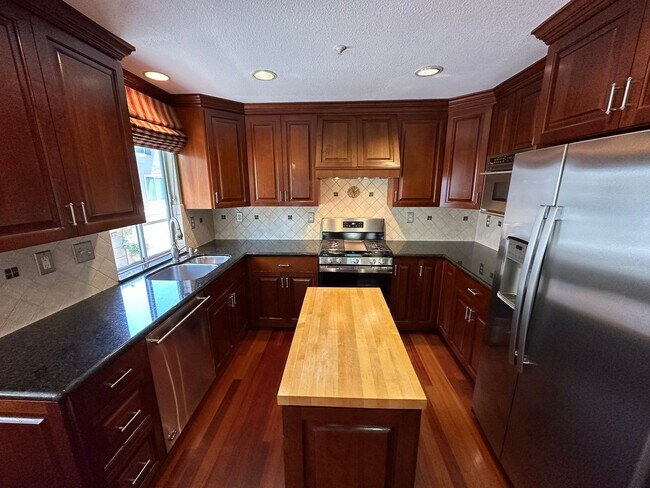 Foto del edificio - 3 Bed 2.5 Bath Townhouse W/ Garage