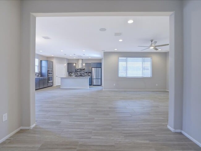 Building Photo - 3 Bedroom 2.5 Bathroom with a community po...