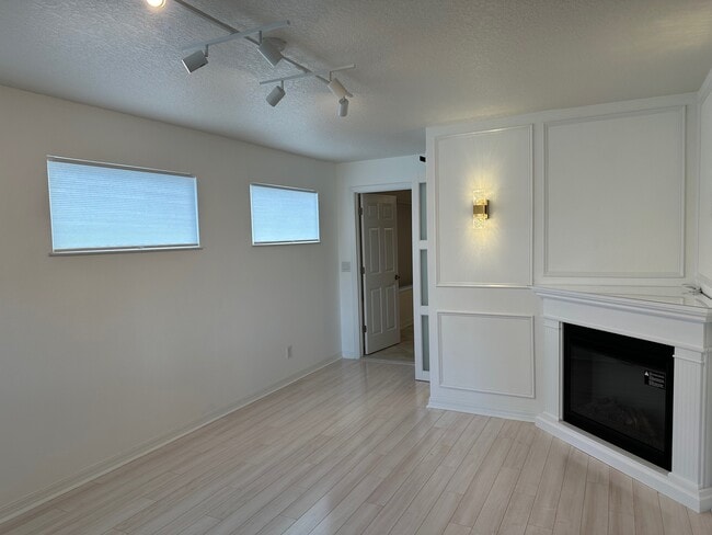 Foto del edificio - 547 Lake Dr