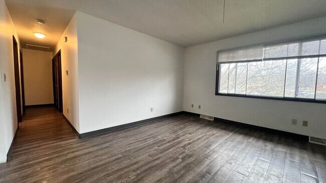 Foto del edificio - $1,500 | 3 Bedroom, 1 Bathroom Duplex | Pe...