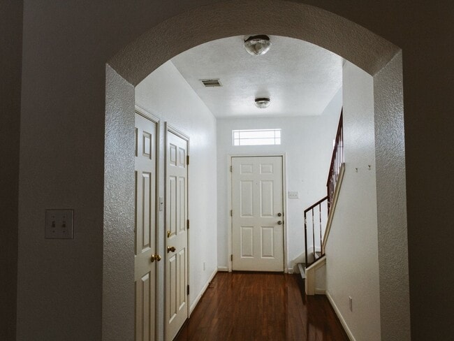 Building Photo - 2 Bedroom Condo in Austin