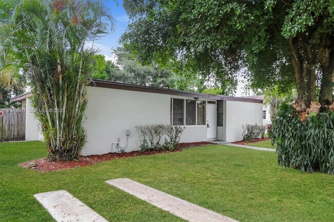 Foto del edificio - 11823 Dahlia Dr