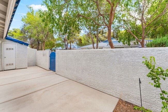 Building Photo - Single Story  2 bedroom and 2 bathroom Con...