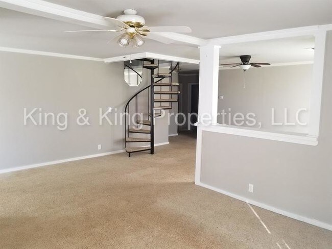 Building Photo - 637 S Mounds St