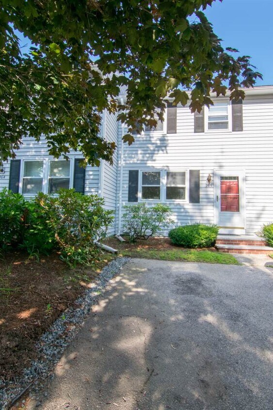 Primary Photo - 265 Winding Pond Rd