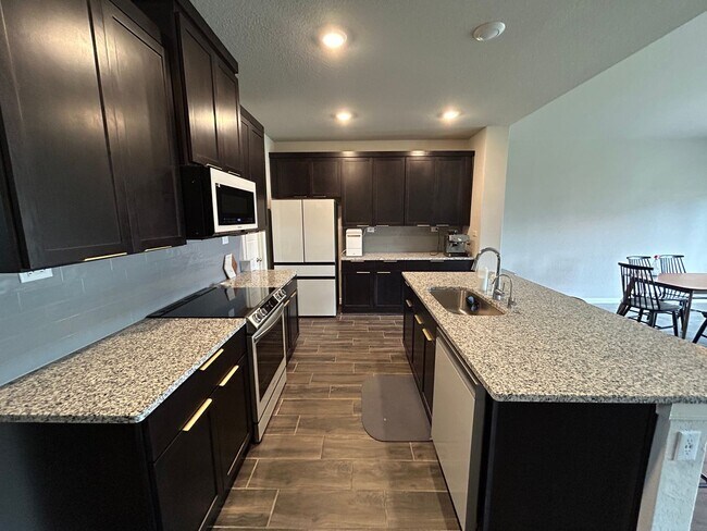 Foto del edificio - COMING SOON!! Beautiful 2-Story 4 Bedroom ...