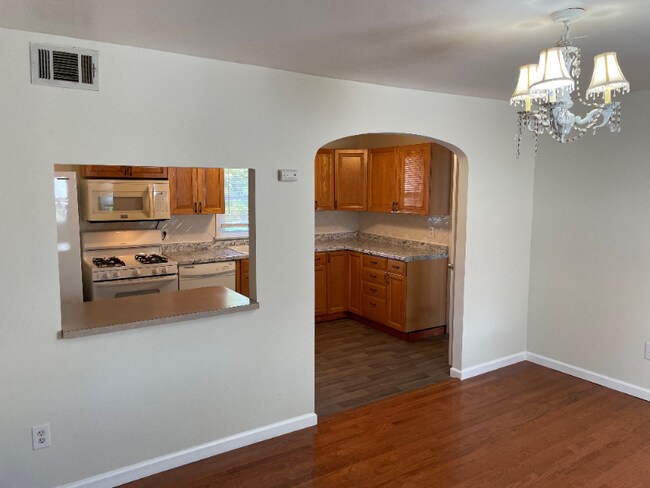 Foto del edificio - 2421 Woodland Rd