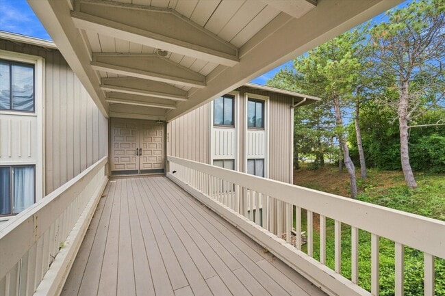 Building Photo - 893 Cliffs Dr
