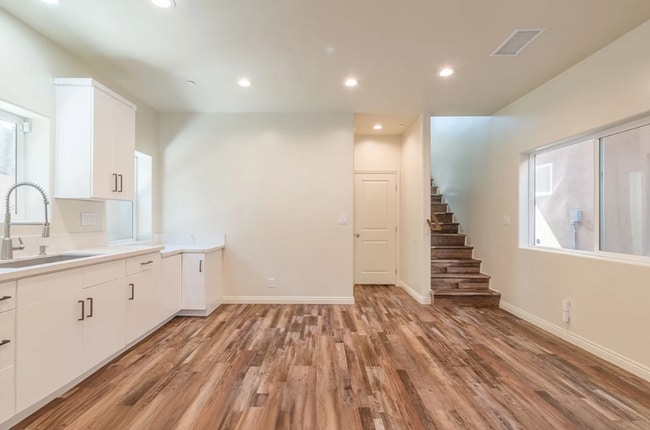 Building Photo - 3258 Dundas St