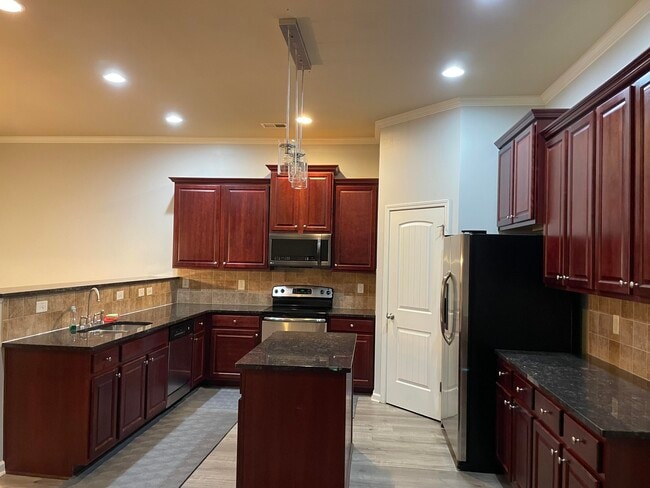 Building Photo - 527 Telegraph Dr