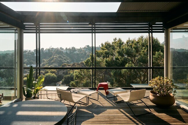Foto del edificio - 2743 Hollyridge Dr