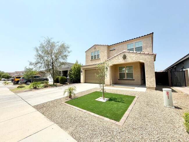 Foto del edificio - Charming 5-bed, 3-bath home with Pool/Spa ...