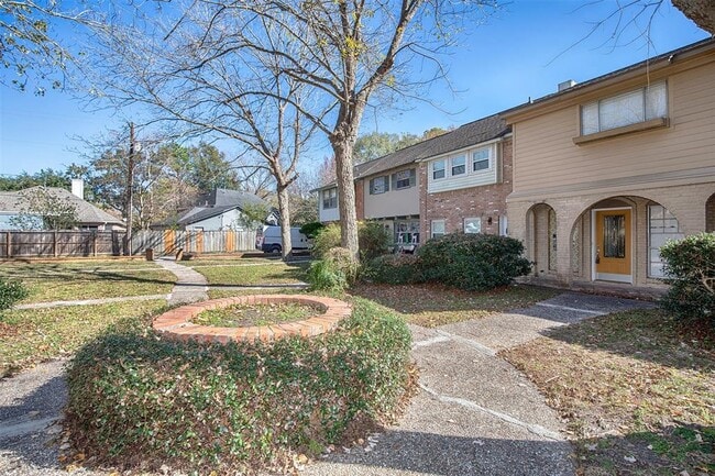 Building Photo - 427 Sunset Dr