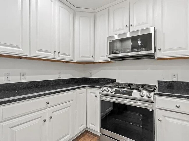Foto del edificio - 7400 River Rd