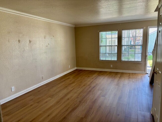 Foto del edificio - 5640 Riverside Dr